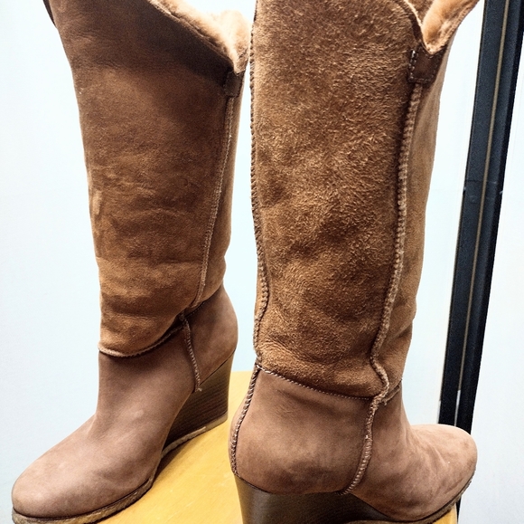 - UGG SZ 8 APRELLE 3195 12" SUEDE SHEARLING WEDGE BOOTS EUC $250 - Picture 10 of 15